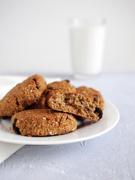 Biscotti d'avena con un bicchiere di latte.