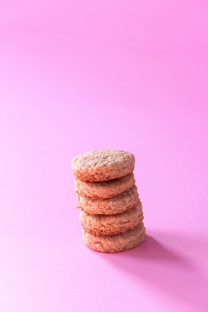 Biscotti d&#39;avena fatti in casa senza glutine. Messa a fuoco selettiva Sfondo rosa