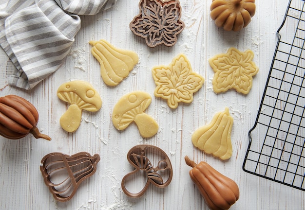 Biscotti da forno a forma di zucca e foglie