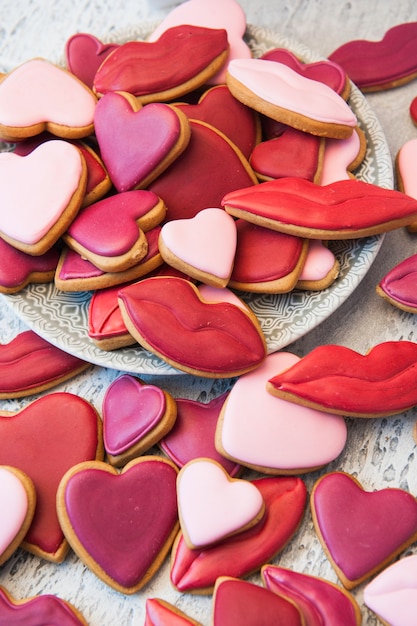 Biscotti decorati a forma di cuore su bianco