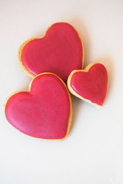 Biscotti decorati a forma di cuore su bianco