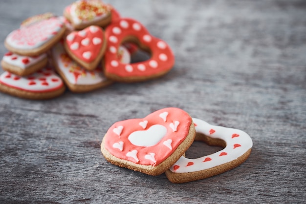 Biscotti decorati con glassa su fondo rosso