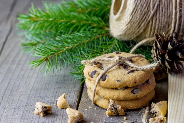 Biscotti decorati con spago con rami di abete di Natale
