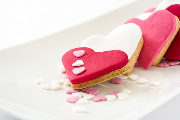 Biscotti del biglietto di S. Valentino con forma del cuore su bianco
