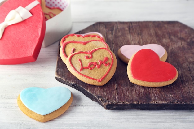 Biscotti del cuore di San Valentino su fondo di legno