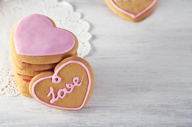 Biscotti del cuore di San Valentino su fondo di legno