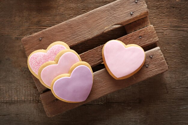 Biscotti del cuore di San Valentino su fondo di legno