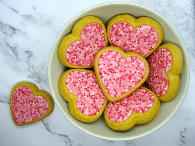 Biscotti del cuore in un piatto, fuoco selettivo