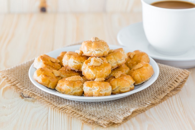 biscotti del durian sulla zolla bianca