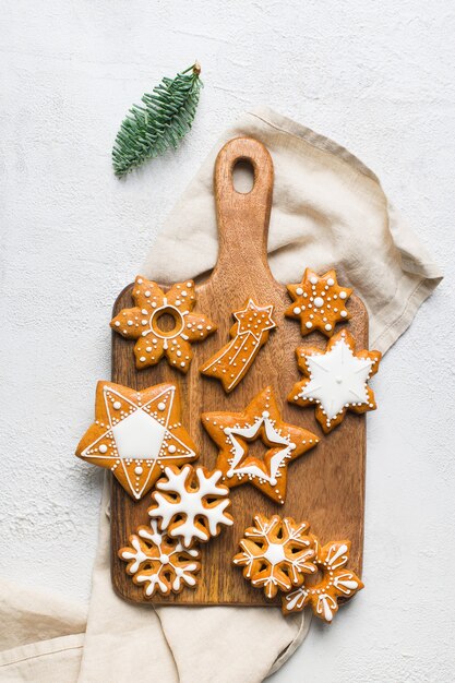 Biscotti del fondo del pan di zenzero di Natale con l'abete, pino, sul concetto di vacanza di felice anno nuovo di struttura bianca, spazio della copia