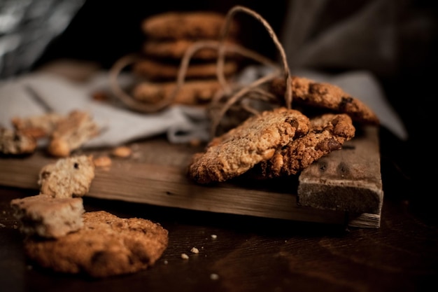 Biscotti del mattino con mandorle sulla tavola di legno. Messa a fuoco selettiva.