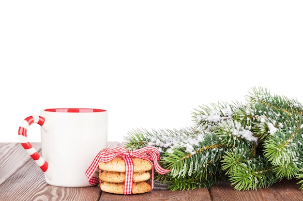 Biscotti del ramo dell'albero di Natale e tazza di vin brulé