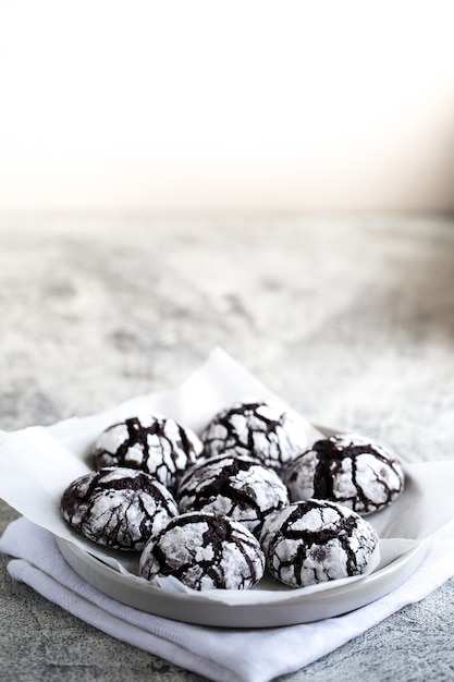 Biscotti deliziosi del cioccolato su una ciotola