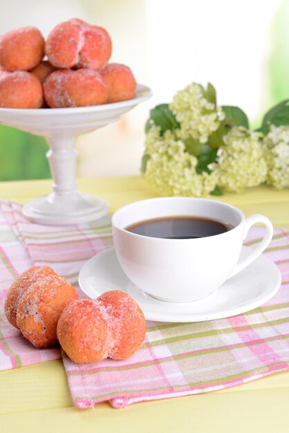 Biscotti deliziosi pesche sul tavolo su sfondo chiaro