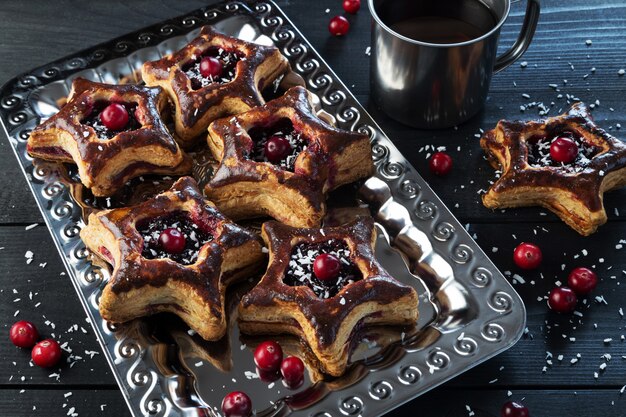 Biscotti della stella di Natale con le uve di monte