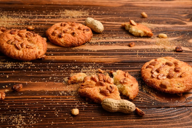 Biscotti di arachidi su tavola di legno con zucchero.