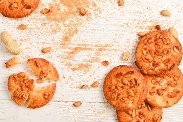 Biscotti di arachidi su tavola di legno con zucchero.