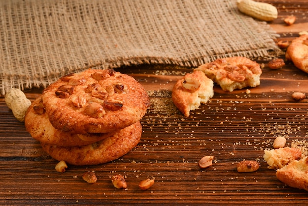 Biscotti di arachidi sulla tavola di legno con lo zucchero.