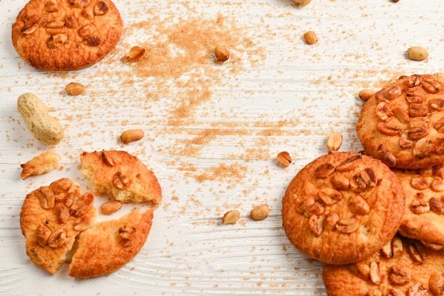 Biscotti di arachidi sulla tavola di legno con zucchero.