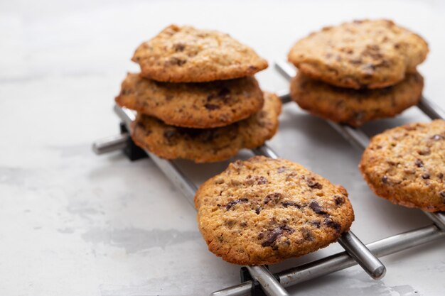 Biscotti di avena al cioccolato su ceramica