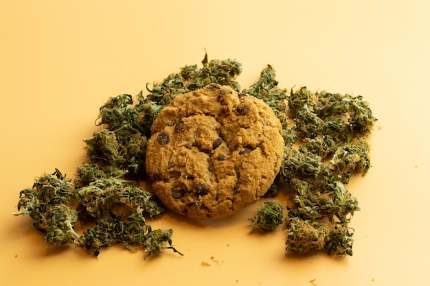 Biscotti di avena e boccioli di marijuana vista dall'alto Cookie con cannabis