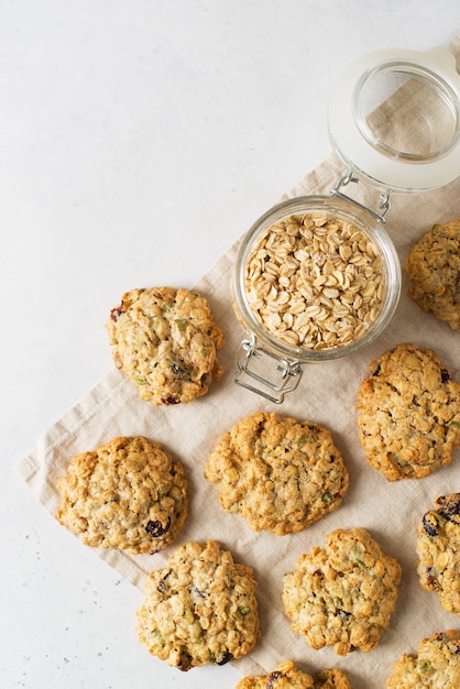 Biscotti di avena fatti in casa su sfondo bianco, spuntino sano, copia dello spazio