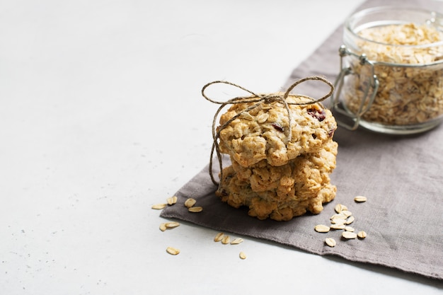 Biscotti di avena fatti in casa su sfondo bianco, spuntino sano, copia dello spazio