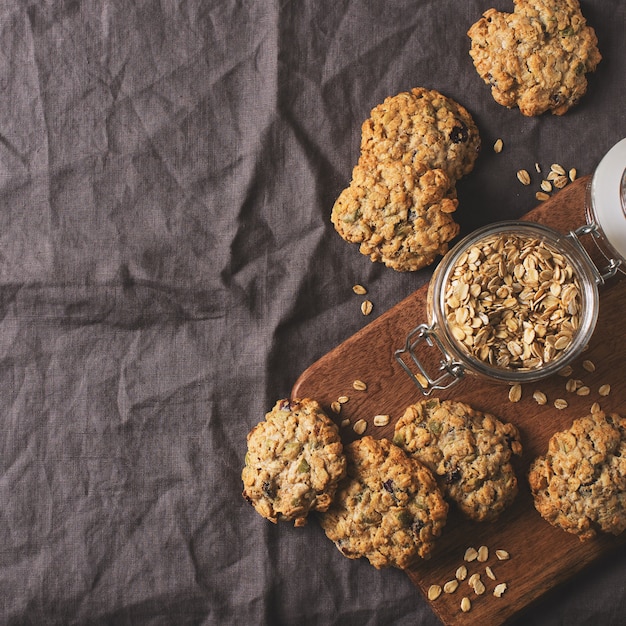 Biscotti di avena fatti in casa su sfondo grigio scuro o marrone, spuntino sano, copia dello spazio