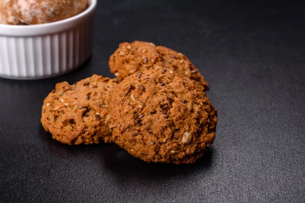 Biscotti di avena freschi gustosi su uno sfondo di cemento scuro Deliziosi dolci genuini