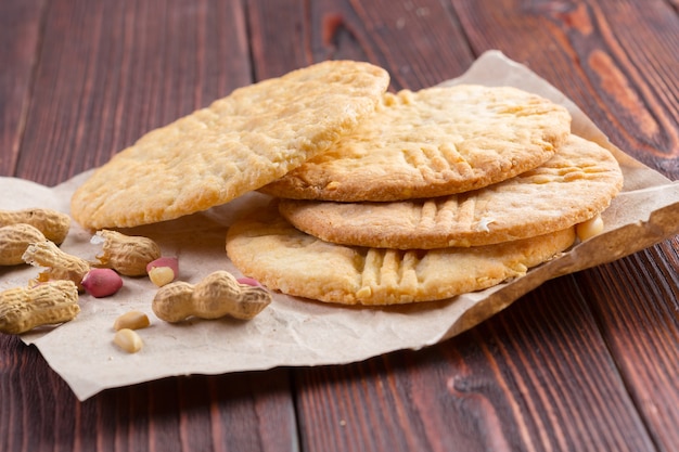 Biscotti di avena serviti sulla fine del tavolo in legno scuro