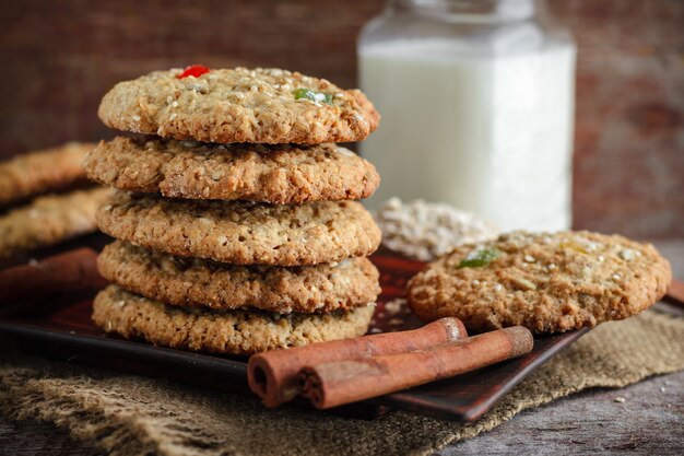 Biscotti di avena su un fondo di legno