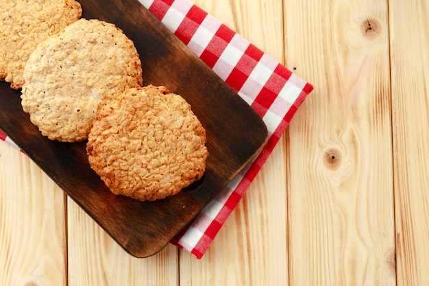 Biscotti di avena sulla tavola di legno vicino foto