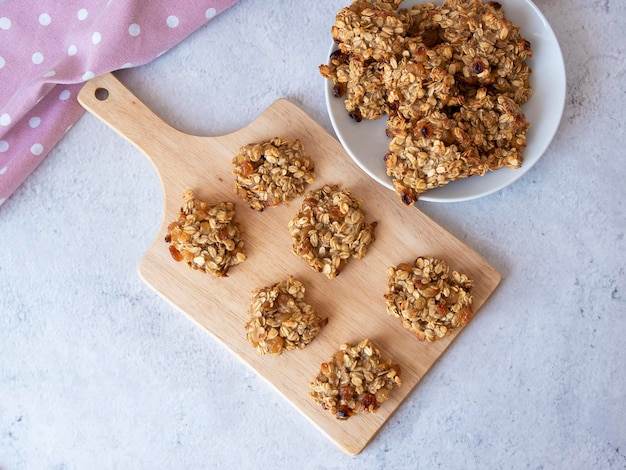 Biscotti di banana e farina d'avena sul tabellone Vista dall'alto