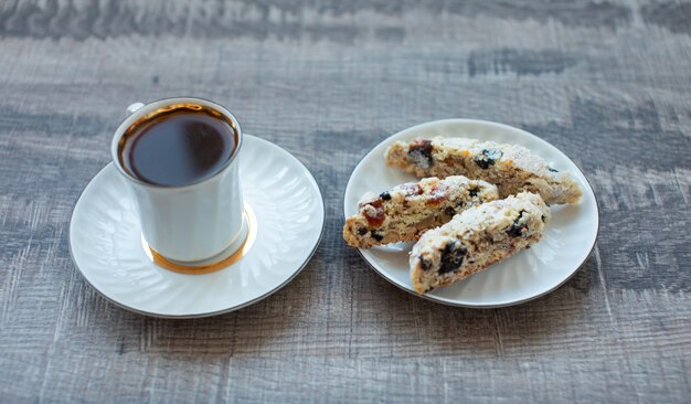 Biscotti di biscotti fatti in casa di Natale con bacche secche e tazza di caffè