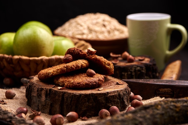 Biscotti di farina d'avena casalinghi con le nocciole su fondo di legno