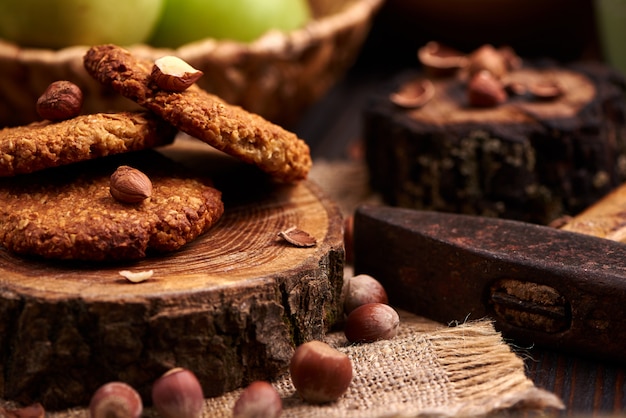 Biscotti di farina d'avena casalinghi con le nocciole su fondo di legno