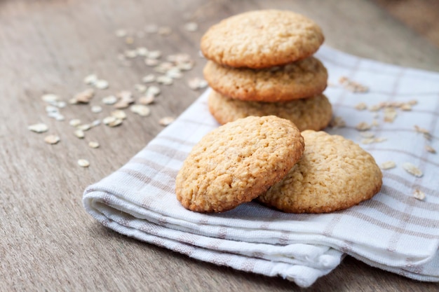 Biscotti di farina d'avena casalinghi sull'asciugamano di cucina a quadretti