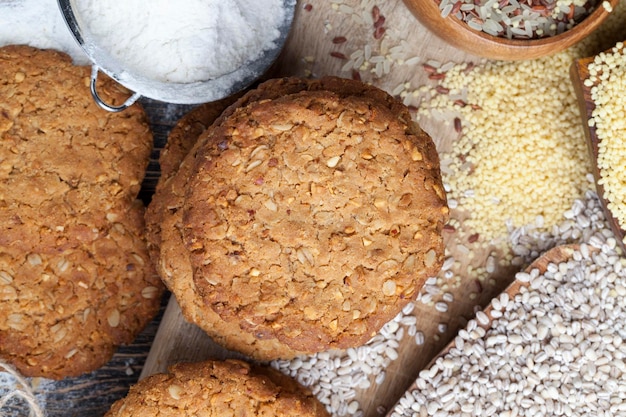 Biscotti di farina d'avena con aggiunta di frutta secca e vari tipi di noci tra cui arachidi Biscotti di farina d'avena con arachidi