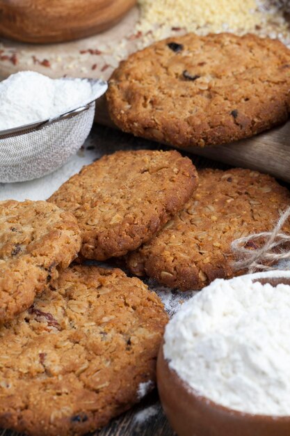 Biscotti di farina d'avena con aggiunta di frutta secca e vari tipi di noci tra cui arachidi Biscotti di farina d'avena con arachidi