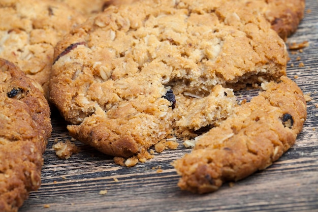 Biscotti di farina d'avena con aggiunta di frutta secca e vari tipi di noci tra cui arachidi Biscotti di farina d'avena con arachidi