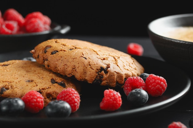 Biscotti di farina d'avena con cappuccino e frutti di bosco