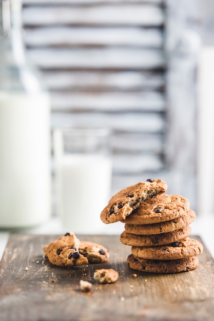 Biscotti di farina d&#39;avena con cioccolato e latte