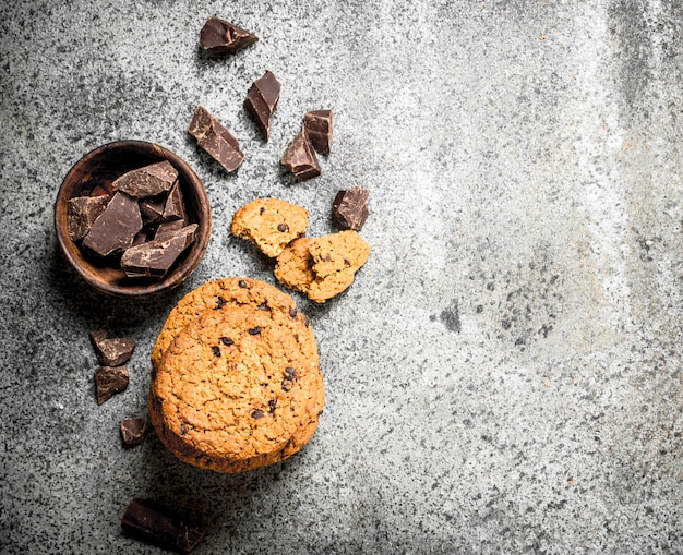 Biscotti di farina d'avena con cioccolato in una ciotola.