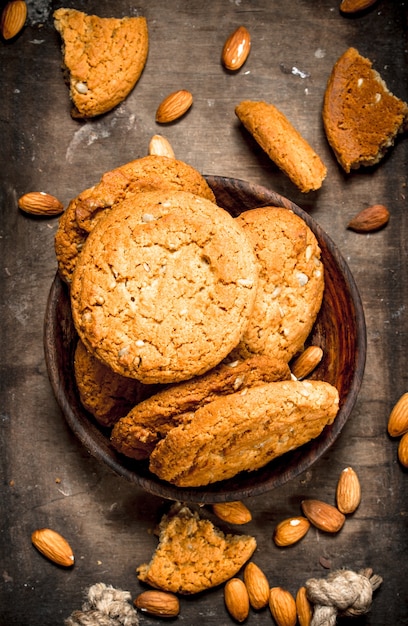 Biscotti di farina d'avena con noci.