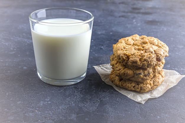 Biscotti di farina d'avena con un bicchiere di latte