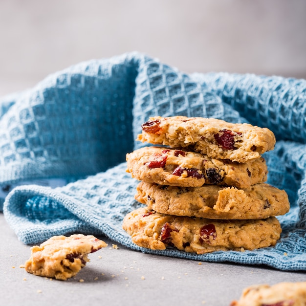 Biscotti di farina d'avena con uvetta e mirtilli rossi