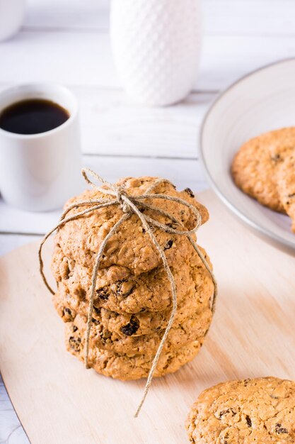 Biscotti di farina d'avena con uvetta sulla tavola Dolci fatti in casa Vista verticale