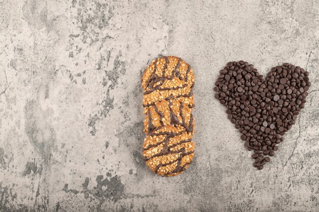 Biscotti di farina d'avena dolce e cioccolato a goccia posto sul tavolo di pietra.