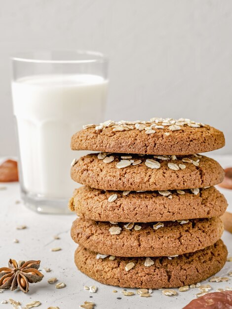 Biscotti di farina d'avena e bicchiere di latte su bianco