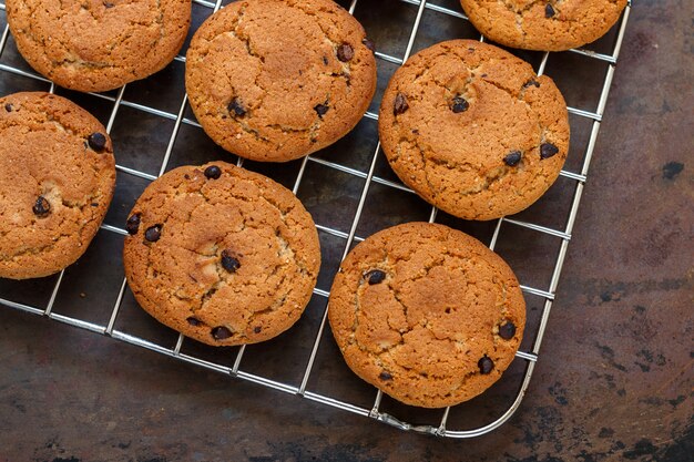 Biscotti di farina d'avena e di pepita di cioccolato appena sfornati domestici